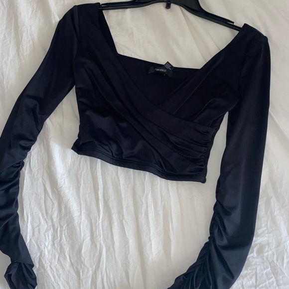 ruched black long sleeve crop top - Picture 1 of 2